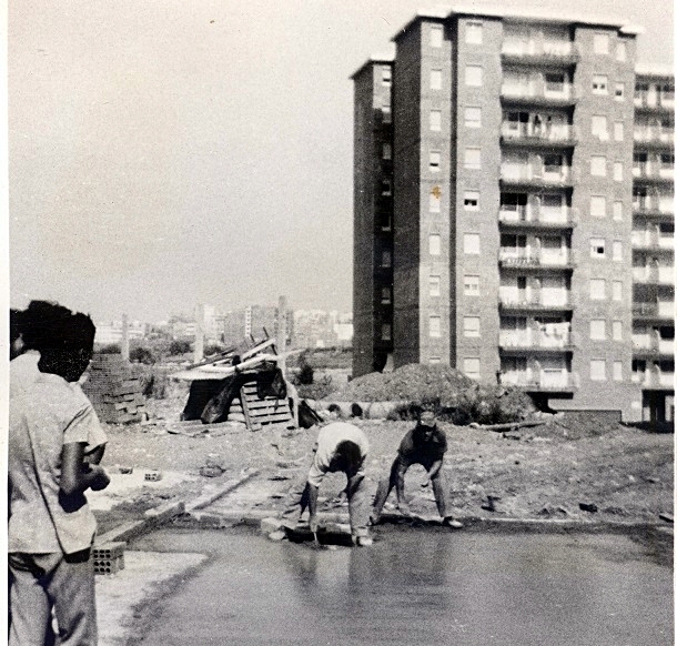 Treballadors construint la Casa de Reconciliació a Can Serra