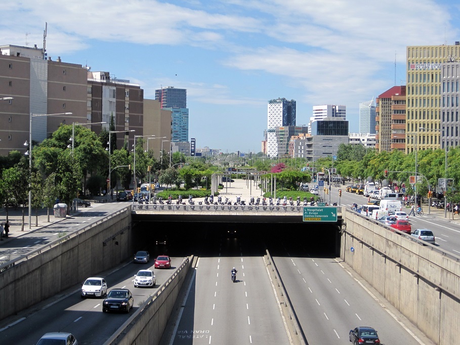 Vista de Granvia Sud i Santa Eulàlia des de la plaça Ildefons Cerdà