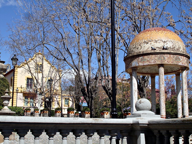 Casa dels masovers i templet modernista de Can Boixeres