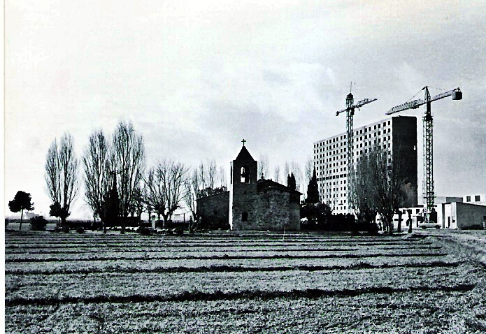 L'ermita i el primer bloc de Bellvitge