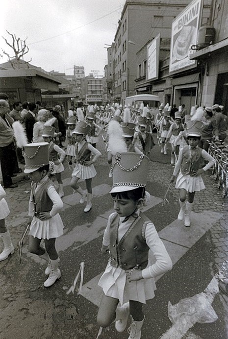 Desfilada de Majorettes a la Plaça del Mercat de Collblanc