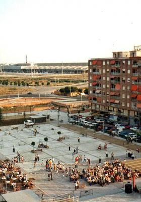 Festa major Granvia Sud a la plaça dels veïns al fons la Fira de Barcelona