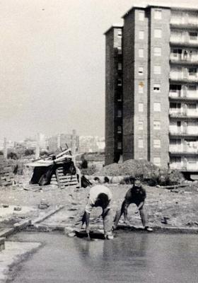 Treballadors construint la Casa de Reconciliació a Can Serra