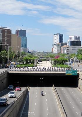 Vista de Granvia Sud i Santa Eulàlia des de la plaça Ildefons Cerdà