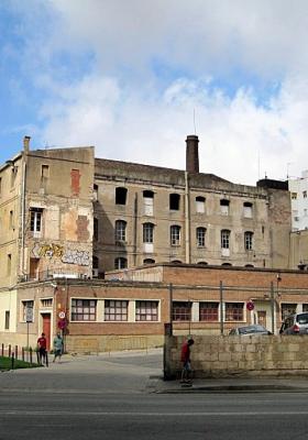 Edifici Molí a Tecla Sala, seu del Centre d'Estudis de l'Hospitalet