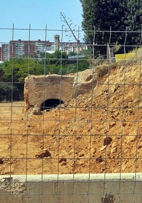 El pont a sobre del Canal de la Infanta que era a dins de les instal·lacions del la Caserna de la Remunta